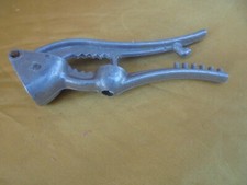 Ancien presse ail , casse-noix,denoyauteur cerises ustensile cuisine vintage