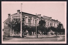 CPA Grignols, La Gendarmerie avec arbres et végétation luxuriante 1951 