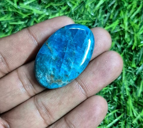 Cabochon naturel bleu fluo