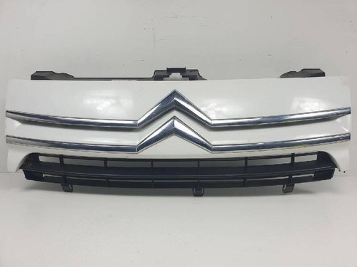 1497651077 grille gauche capot