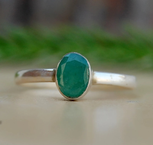 Délicate bague émeraude - délicate,