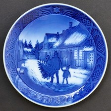 ASSIETTE DE COLLECTION ROYAL COPENHAGEN décor NOEL 1980 BRINGING CHRISTMAS TREE