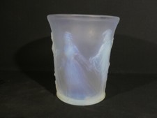 Sabino Menuet, vase en verre moulé opalescent à décor de personnages danse