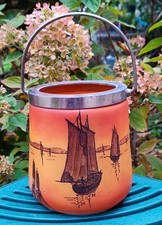 ANCIEN SEAU À BISCUITS VERRE PEINT SCÈNE LACUSTRE VOILIER PÊCHEUR FOND ORANGE