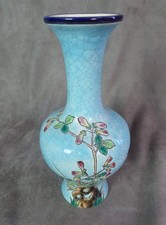 Joli petit VASE en émaux, ancien, à décor de fleurs, canard et papillon.