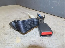 Attache ceinture arriere droit