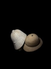 Lot de deux casques coloniaux anciens, fin XIXe – début XXe siècle