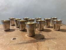 12 gobelets à liqueur argent