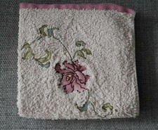 SERVIETTE DE TOILETTE BRODEE CARRE BLANC