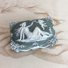 Boite en Biscuit Porcelaine Verte et Blanche dans le gout Wedgwood