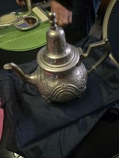 Théière ancienne en métal