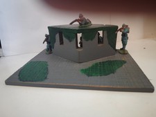 JOUET ANCIEN QUIRALU BOISLUX, BUNKER EN TRES BON ETAT ET 7 SOLDATS EN ALUMINIUM 