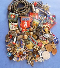 GROS LOT Divers Collections Médailles Décorations Ordres Mitlitaria Insignes Etc