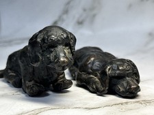 Deux chiens en bronze —