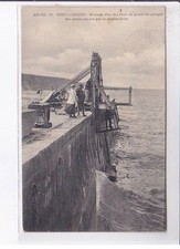PORT-en-BESSIN: montage d'un des blocs de granit du parapet (scaphandrier)- tr