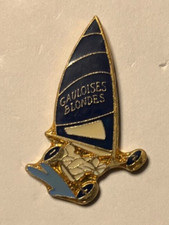 109  - Pin's CIGARETTES GAULOISES BLONDES - CHAR A VOILE