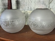 Paire de globes Baccarat dégagé à l'acide pour lampe à pétrole  décor antique