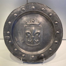 *** SUBERBE ASSIETTE/PLAT EN ÉTAIN AVEC BLASON & FLEUR DE LYS ***