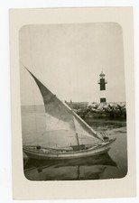 PHOTO photographie  SNAPSHOT, voilier barque bateau devant un phare