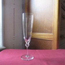 1 flute a champagne en cristal  Daum modèle boléro  H 21 cm signé