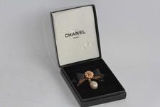 CHANEL Broche émaillée Ruban au Camélia perle Bijoux (54051)