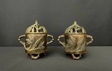 Paire de brûle-parfums chinois en bronze – décor bambou, avec couvercles ajourés