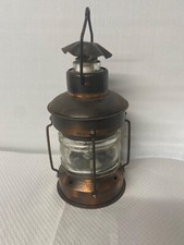 Ancienne bouteille à alcool en forme de lampe à pétrole avec boîte à musique