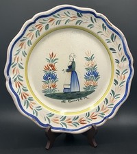 Plat faïence HR Quimper décor breton femme fleurs, bord chantourné 28 cm