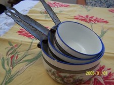 Belles casseroles en porcelaine et alu pour dinette enfants. Décor fleuri. Réf 1