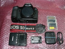 Canon EOS 5D Mark II + chargeurs + batteries + 3 cartes CF, doc, courroie, etc