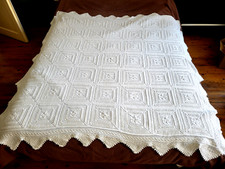 Ancien plaid dessus de lit coton aux aiguilles Old knitted bedspread 174x174cm