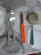 lot ancien ustensiles cuisine passoire presse ail eplucheur deco vintage 