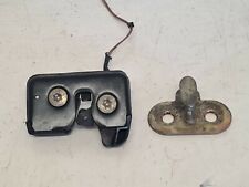 Système attache coffre pour