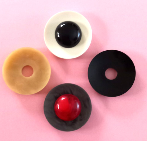 Rares grands boutons - grands, a