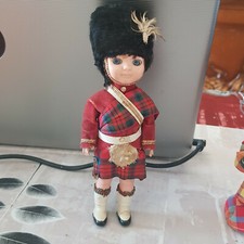 poupée mignonette garde