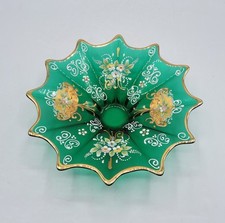 Coupelle en verre moulé coloré vert doré émaillé à décor floral de Bohème XXème 