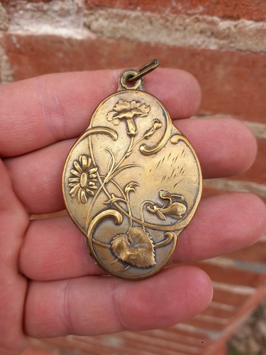 Face main pendentif - face,