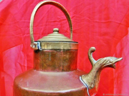 Pichet avec couvercle ancien