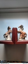 serre livre en acajou veritable et chevaux en faience sans defauts