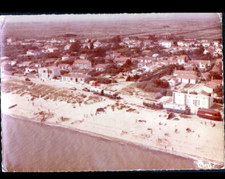 LA GUERINIERE (85) CONVOI de FORAINS avec ROULOTTE , VILLAS en vue aérienne 1962