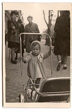 Petite fille poussant landau poussette - photo ancienne an. 1940