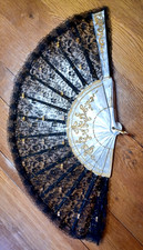 Eventail dentelle noire et dorée,fausse nacre ciselé dorure, 24cm et diam 42cm .