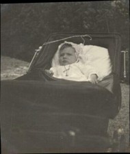 snapshot photo enfant Etretat septembre 1922 bébé dans un landau poussette