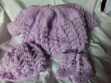 BRASSIERE  BONNET ET CHAUSSONS