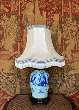Grande lampe asiatique en porcelaine à décor bleu sur fond céladon