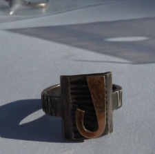 bague à initiale J en argent martelé et vermeillié attribuable à Jean Desprès