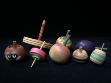 Ensemble De Toupies En Bois
