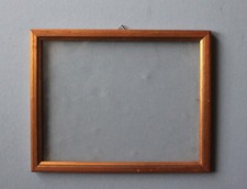 Petit cadre en bois doréà la