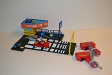 RARE POUR CIRCUIT ELECTRIQUE, STATION SERVICE + 2  VOITURES +  2 POIGNEES  1/43