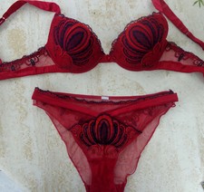 Ensemble LISE CHARMEL 90C et 40/42 rouge foncé brodé